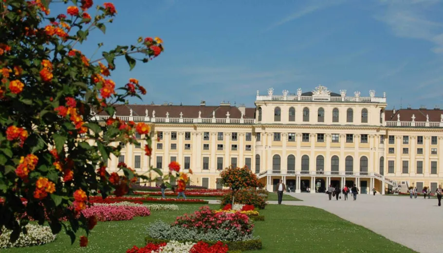 Schönbrunn Palace Tour, Dinner and Concert